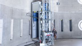 Der akkubetriebene Lift für Windkraftanlagen setzt laut Hersteller neue Maßstäbe bei Sicherheit, Verfügbarkeit und Effizienz. (Bild: Geda GmbH)