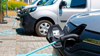 Elektrotransporter könnten schon 2025 günstiger sein als ihre konventionellen Kollegen.  (Renault)