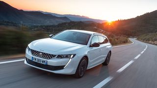 Ab sofort ist die elegant-sportliche Kombiversion des Peugeot 508 als Plug-In-Hybrid mit einem an der Steckdose aufladbarem Elektroantrieb zu haben. (Peugeot)