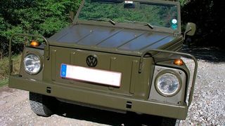 Nach dem erste „Kübel“ und dem Schwimmwagen im Zweiten Weltkrieg hat sich Volkswagen bei der Bundeswehr mit diesem Kübel hier beliebt gemacht, sowie mit dem VW-Bus. Nun gibt es erste Berichte, dass man auch in die gepanzerte Fahrzeugschiene einsteigen könnte ... (Bild: Volkswagen)