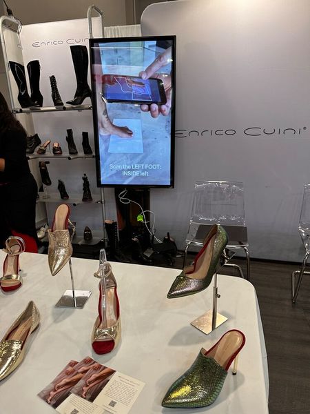 Endlich gibt es maßgeschneiderte High-Heels. Dank deren App wird der Fuss gescannt und die Druckstellen analysiert. Jede Frau kann mehr als nur eine Stunde damit flanieren. Ab € 900 geht es los. (Bild: Vogel IT-Medien )