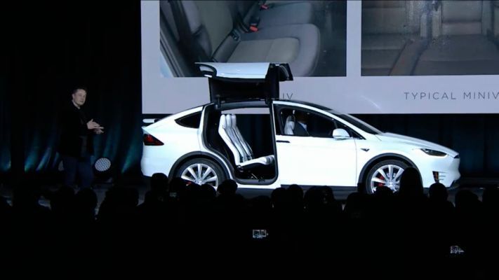 Wir haben einen ebenen Boden und unsere Sitze sind so beschaffen, dass unter ihnen Stauraum zur Verfügung steht. (Bild: Tesla)