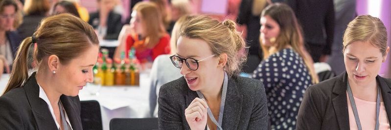 Neben Keynotes, Workshops und Thinktanks sind rege Diskussionen ein wesentliches Element des FIT-Kongresses.(Bild:  Vogel IT-Medien)