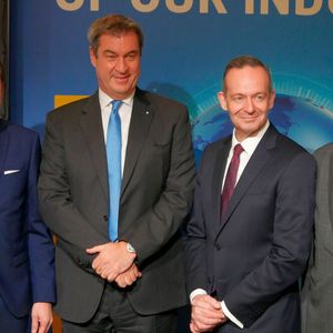 Von links: Stefan Rummel (CEO Messe München), Markus Söder (CSU, Ministerpräsident von Bayern), Volker Wissing (FDP, Bundesverkehrsminister) und Reinhard Pfeiffer (CEO Messe München) eröffnen gemeinsam die Bauma 2022. (Bild:  Sandro Kipar/VCG)