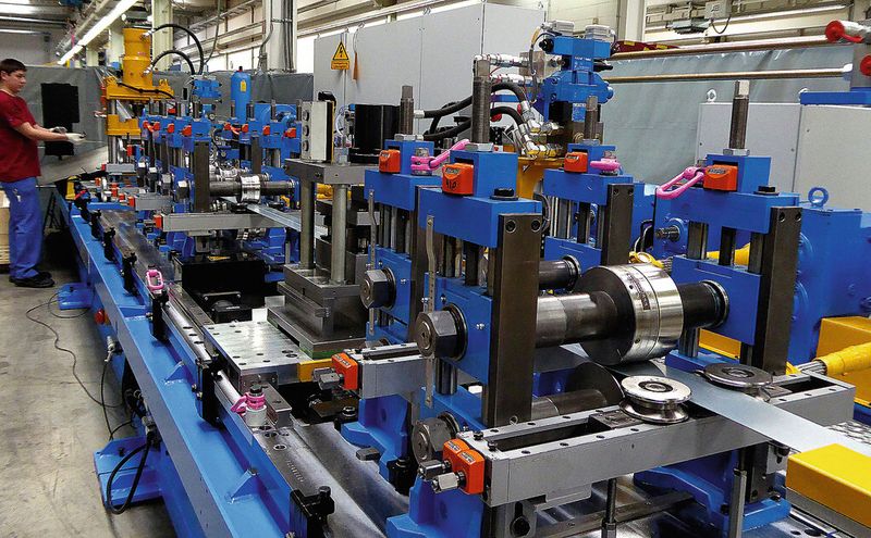 Der Wechsel der Stanzeinheit und des Walzgerüsts ist vollzogen. Der Wechselvorgang hatte nur wenige Minuten in Anspruch genommen. Damit wurde den zuschauenden Gästen Multifunktionalität pur demonstriert – und die staunten nicht schlecht. (Bild: Kuhn)