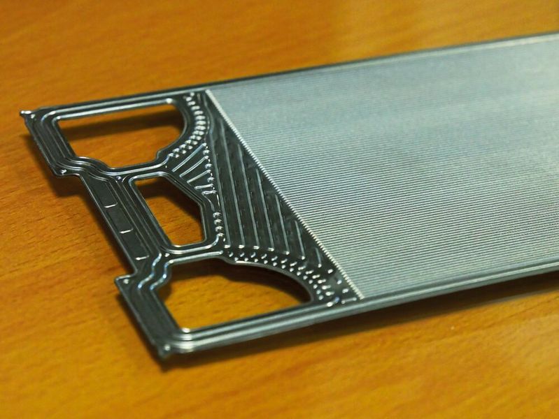 Bipolarplatten, Kernelemente der PEM-Brennstoffzelle, bestehen aus Edelstahl Rostfrei Blechen, die in die feinste Kanäle eingeprägt sind. (Bild: Zapp/CellForm)