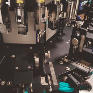 Les ampoules sont placées dans le carrousel pour permettre aux caméras d'acquérir les images nécessaires à l'inspection.(Source :  Aspen)