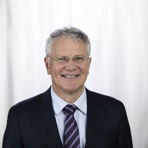 "Wir haben nun zusätzlich eine Innovationspartnerschaft vereinbart, in der wir eine neuartige Remote-Unterstützung bei MRT-Scans entwickeln: Einen Remote Scanning Service, den das UKF bei Bedarf bei Siemens Healthineers abrufen kann“, sagt Dr. Wolfgang Heimsch, Leiter Customer Services bei Siemens Healthineers.(Bild:  Viaframe)
