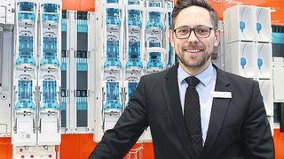 „Das System 185 Power ermöglicht einen konsequenten Berührungsschutz, flexible Kontaktierung sowie einen strukturierten Aufbau“, sagt Philipp Steinberger, Geschäftsführer Forschung und Entwicklung bei Wöhner. (Bild: Schäfer)