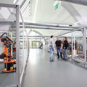 In Siegen hat Kuka einen neuen Standort eröffnet und bietet dort neben Schulungen auch über einen Showroom mit Demozellen.