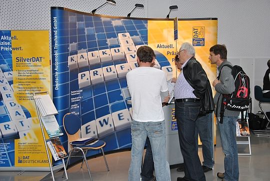 Am Stand von DAT: Silver-DAT ist kein spezielles Produkt für ältere Kunden, sondern ein Kalkulationsprogramm für die Fahrzeuginstandsetzung. (Archiv: Vogel Business Media)