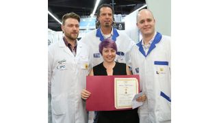 Siegerin des europäischen Handlötwettbewerbs: Ekaterina Stahlmann mit drei Prüfern des Fachverbands IPC.
 (Bild: Mesago Messe Frankfurt)