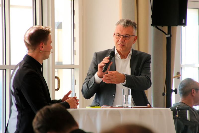 Doch welche finanziellen Rahmenbedingungen brauchen wir für Innovation und Fortschritt? Staatssekretär Werner Gatzer stand den Teilnehmern im Anschluss Rede und Antwort. (Bild: Vogel IT-Akademie)