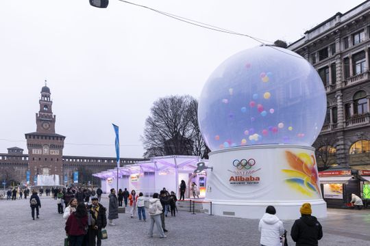 Alibaba Wonder on Ice besteht aus dem Pavillon Snow Globe und dem Baukörper Crystalized Skirt Building.(Bild:  Alibaba Cloud)