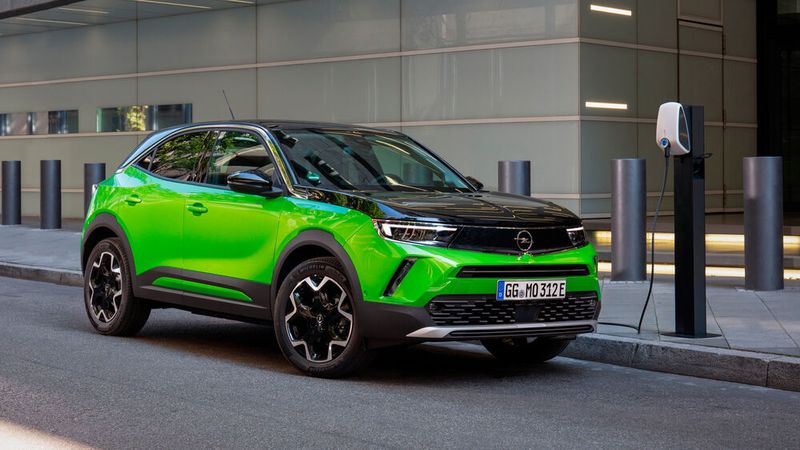 Die CO2-Bilanz von E-Autos ist besser als die von Benzinern – zumindest nach einigen tausend Kilometern.(Bild:  Opel)