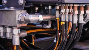 Hydraulikschlauchleitungen müssen sicher funktionieren und regelmäßig geprüft werden. Das Full-Service-Konzept von Schmitter Hydraulik soll das erleichtern.  (Bild: © Konstantin - stock.adobe.com)