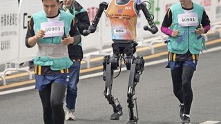 Humanoide Roboter gelten als Zukunft in einer Industrie, die nach Fachkräften ringt. Jetzt wurde in Peking ein Halbmarathon zelebriert, in dem Humanoide gegen Menschen antraten. Das Ergebnis war allerdings eher enttäuschend. Dennoch hatte die Aktion laut Experten einen Sinn ... (Bild: dpa)