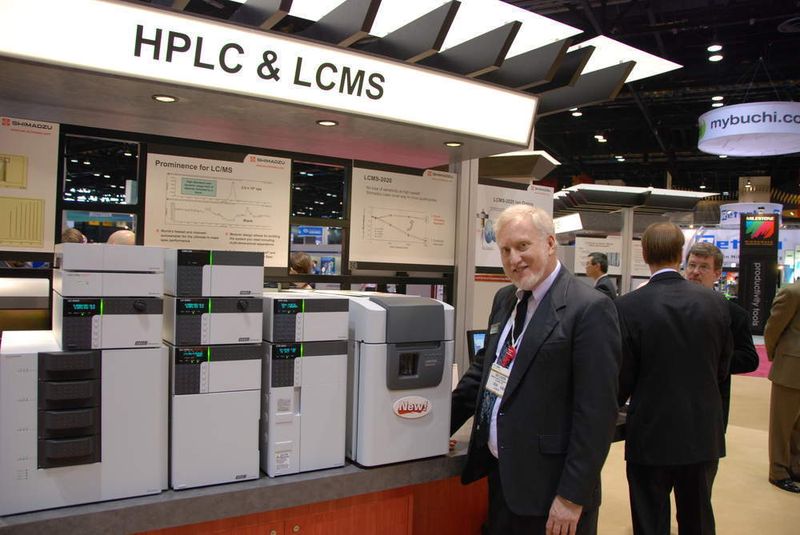 Shimadzu stellt auf der Pittcon ein neues LC/MS-Single-Quadrupol-Massenspektrometer vor. „Das LCMS-2020 verfügt über eine extrem hohe Scan-Geschwindigkeit. Während herkömmliche Systeme bei 10 000 u/s liegen, erreicht unser LCMS-2020 Geschwindigkeiten von 15 000 u/s“, sagt Robert Classon, Mass Spec Business Development Manager bei Shimadzu Scientific Instruments.  (Bild: LaborPraxis)