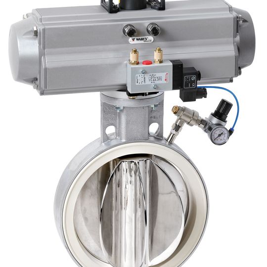 Der durchdachte Aufbau der Absperrklappe ermöglicht die Montage verschiedener, verhältnismäßig kleiner und daher energiesparender Antriebe. (Bild:  Warex)