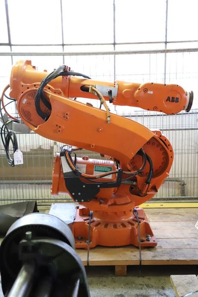 Auch mehrere Industrieroboter von ABB finden sich im Auktionsumfang. Dazu gehört zum Beispiel dieser IRB 6640 M 2004. (Bild: Surplex)