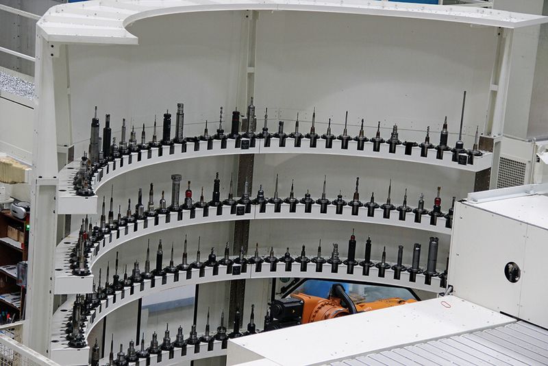 In der Werkzeugarena befinden sich etwa 210 Werkzeuge, aus denen ein Kuka-Roboter die richtigen auswählt und in die Spindel einwechselt. (Bild: Sonnenberg)