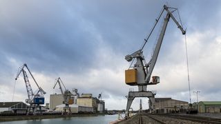 24V-Motorstartmodule dienen als Anlasser für dieselgetriebene Fahrzeuge wie beispielsweise Kräne. (Bild: andybewer, CC BY 2.0, flickr.com)