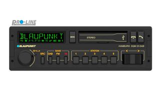 Keine Kasette, dafür aber USB-Anschluss: Das „Hamburg SQM 23 DAB“ passt ideal in Oldtimer aus den Achtzigerjahren. (Bild: Evo-Sales GmbH )