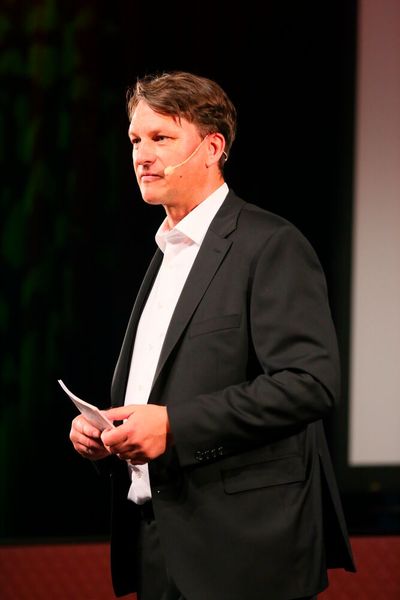 Maximilian Galland (Axis) blickt auf Erfolge im vergangenen Jahr zurück und widmet sich aktuellen globalen Herausforderungen und Marktentwicklungen. (Bild: Axis)