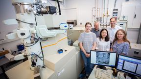 Sie haben in der Studie kooperiert, um das Syntheseverfahren zu entwickeln und die Struktur der porösen Käfigverbindungen mit eingeschlossenen Enzymen zu untersuchen (v.l.): Judith Bünte, Prof. Dr. Andreas Hütten, Dr. Jianing Yang, Prof. Dr. Harald Gröger und Dr. Inga Ennen. (Bild: Mike-Dennis Müller)