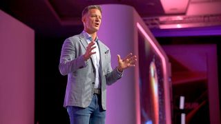 Boomi-CEO Steve Lucas will die KI-Kosten seiner Kunden mehr als halbieren: Auf der Boomi World Tour 2026 präsentierte er die neue Governance-Strategie für agentische KI. (Bild: Jamie Gray)