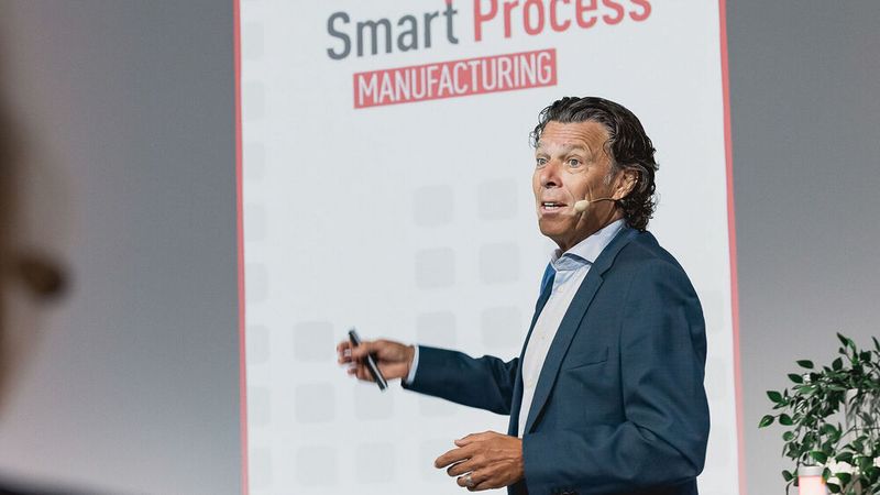 Keynotespeaker Urs Meyer: Der ehemalige FIFA -Schiedsricher überzeugt mit Authentizität, Temperament und feiner Ironie. Keynotespeaker Urs Meyer: Der ehemalige FIFA -Schiedsricher überzeugt mit Authentizität, Temperament und feiner Ironie.