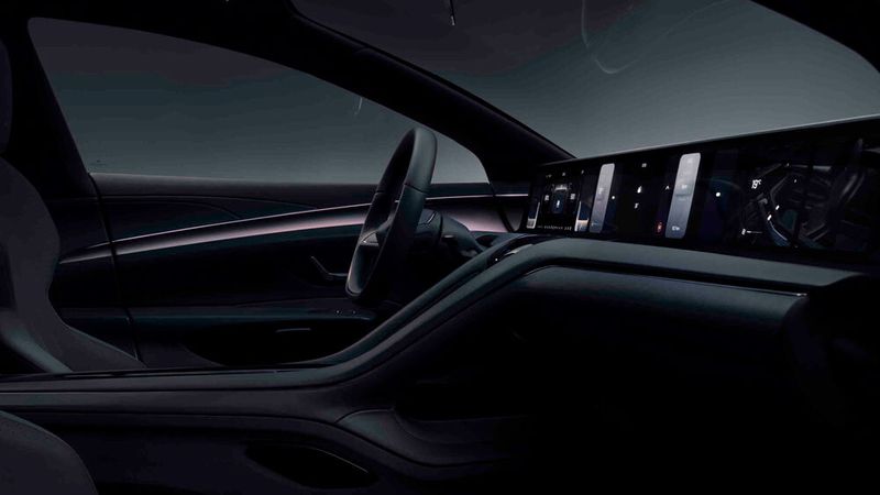 Das Display des Hopium reicht von A-Säule zu A-Säule. (Bild: Hopium)