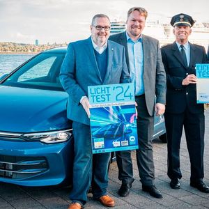 Licht-Test-Start in Schleswig-Holstein (v.l.): Michael Ihle (ehrenamtlicher Pressesprecher des Landesverbandes des Kfz-Gewerbes S-H), Oliver Kumbartzky (Präsident der Landesverkehrswacht), Thomas Weißenberger (Leiter des Dezernats 13) und Claus Ruhe Madsen (Verkehrsminister Schleswig-Holstein).(Bild:  Jan Gemkow)