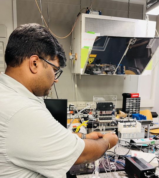 Entwicklung eines anwendungsspezifischen Mikrofluidik-Aufbaus und/oder Zukunftskonzept eines integrierten Mikroskopie-Workflows aus automatisierter Mikrofluidik, modularer Mikroskopie, Bildanalyse und adaptiver experimenteller Steuerung.(Bild:  Dr. Samrat Basak, LMU München)