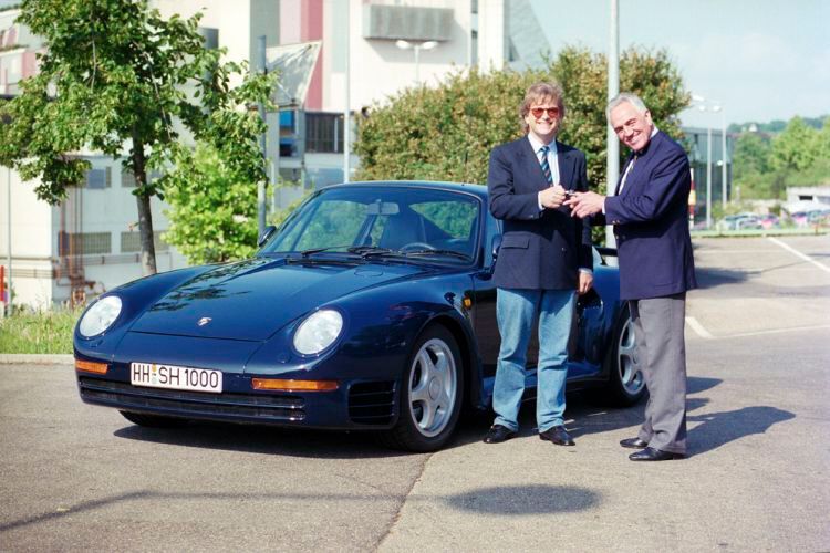 Hier übernimmt 1988 gerade der Dirigent Justus Frantz die Schlüssel zu seinem 959 Coupé. (Bild: Porsche AG)