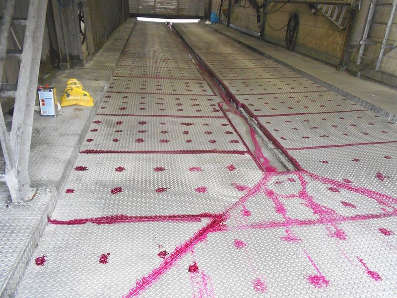 Since the installation and commissioning of the lining system in a three-lane tank cleaningfacility for silo tankers at Alfred Talke GmbH & Co. KG in Stade around twelve years ago,over 100,000 tankers have been cleaned. Mandatory inspections are performed every fiveyears, and the most recent of these took place earlier this year. It revealed that one piece oflining just 80 by 80 centimetres in size needed replacing and that some welds in theintegrated drainage channel needed reworking. (Picture: Steuler)