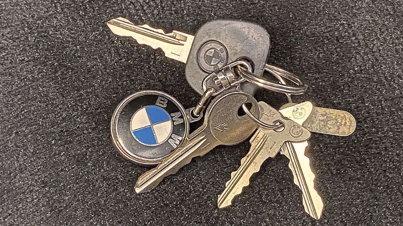 Auch bei einem 37 Jahre alten Wagen nur selten vorzufinden: das originale Schlüsselset. (Bild: Meyer-Hafner)