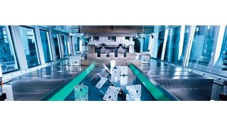 Die Holzverbinder-Fertigung erfolgt mithilfe zweier Materialstreifen. (Bild: GAH Alberts)