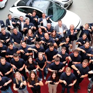 Bei Hofmann Automobile haben am 1. September 2025 insgesamt 37 neue Auszubildende ihre berufliche Laufbahn begonnen. Die neuen Auszubildenden starten ihre berufliche Laufbahn in fünf unterschiedlichen Ausbildungsberufen und in den sieben Autohäusern sowie in der Firmenzentrale von Hofmann Automobile in Ingolstadt. Auch in diesem Jahr gab es wieder einen standortübergreifender Willkommenstag. „Der Welcome Day ist für uns ein wichtiges Signal: Unsere Auszubildenden sind vom ersten Tag an Teil unseres Teams – standortübergreifend, wertgeschätzt und begleitet,“ sagt Kerstin Bacher, Geschäftsführerin und Leiterin Personal & Recht bei Hofmann Automobile. (Bild:  Hofmann Automobile)