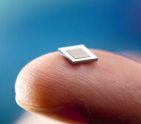 Bild 4: Mit einer Fläche von 5 mm x 5 mm x 0,6 mm ist die Silizium-Mikromembranpumpe aus der EMFT derzeit die kleinste Mikropumpe der Welt. (Fraunhofer EMFT)