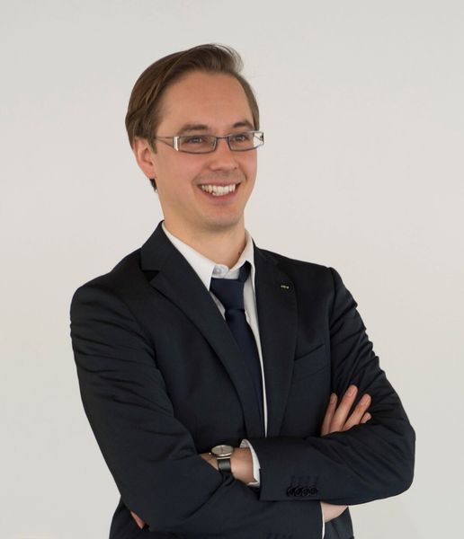 Nikolai Ensslen, Geschäftsführer der Synapticon GmbH: „Der Einsatz von Robotern sowie die zunehmende Vernetzung sind für große und mittelständische Betriebe von der Kür zu Pflicht geworden. Entsprechend hoch ist der Druck auf die Hersteller in immer kürzeren Abständen neue, flexible und bezahlbare Lösungen anzubieten.“ (Bild: Synapticon)