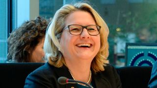 Bundesumweltministerin Svenja Schulze steht in der Kritik verschiedener Wirtschaftsverbände. (© Deutscher Bundestag / Achim Melde)