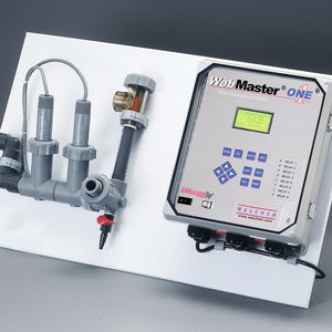 Der Webmaster enthält die wichtigsten Funktionen der Mess- und Regeltechnik in der Wasseraufbereitung. Links vom Controller sind drei Detektoren in der Wasserleitung installiert.