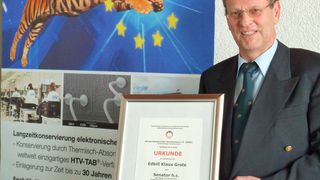 HTV-Gründer und Geschäftsführer Edbill Grote mit der Ernennungsurkunde zum Senator h.c. (Archiv: Vogel Business Media)