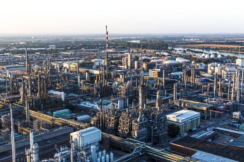 Die Produktionsanlage Steamcracker II am BASF-Standort in Ludwigshafen (Bild: BASF)