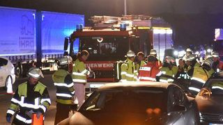 Ein Tesla-Fahrer rettete einem bewusstlosen Fahrer auf der A9 bei Garching das Leben, indem er ihn auf sein Auto kontrolliert auffahren ließ und zum Stehen brachte. (Feuerwehr München)