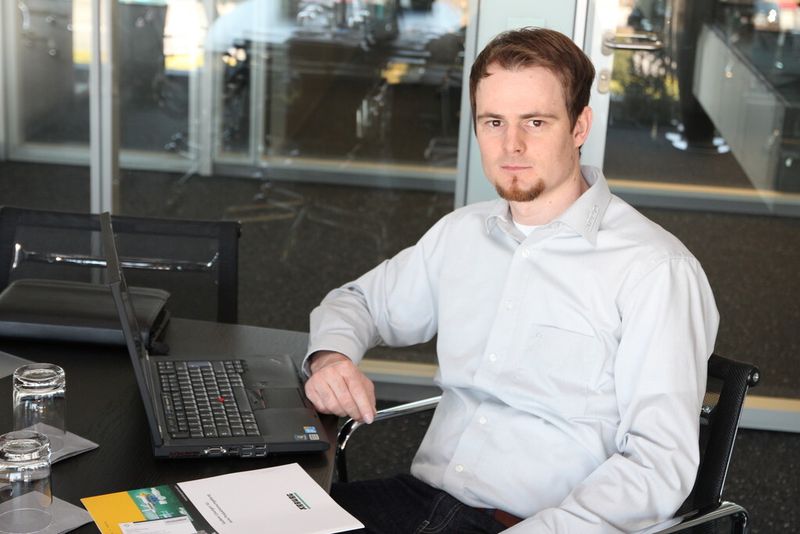 Sven Kitzlinger beim Gespräch mit „DeviceMed“ (Bild: Arburg)