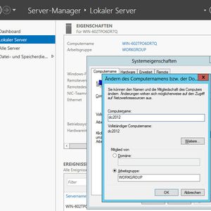 Nach der Installation ändern Sie zunächst den Namen des Servers ab. Starten Sie den Server-Manager und klicken auf Lokaler Server. Anschließend klicken Sie auf der rechten Seite auf den Computernamen des Servers und dann auf die Schaltfläche Ändern. Tragen Sie den Namen des Servers ein, zum Beispiel dc2012. Bestätigen Sie die Änderung mit OK und lassen Sie den Server neu starten.
