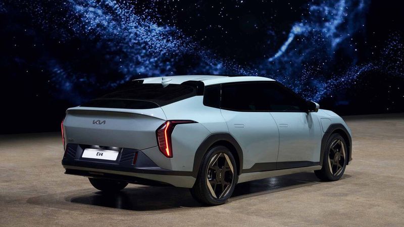 Die Limousine ist 4,73 Meter lang, 1,86 Meter breit und 1,48 Meter hoch. (Bild: Kia)