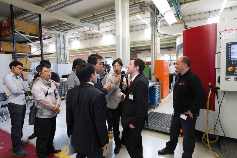 Walter und Starrag bewiesen auf einer Werkzeugmaschine LX 051, dass sich in einer Aufspannung per Zerspanen und Dengeln in nur 38 Minuten eine Triebwerksschaufel mit einer Oberflächenqualität von unter 0,8 µm herstellen lässt. (Bild: Starrag Group)